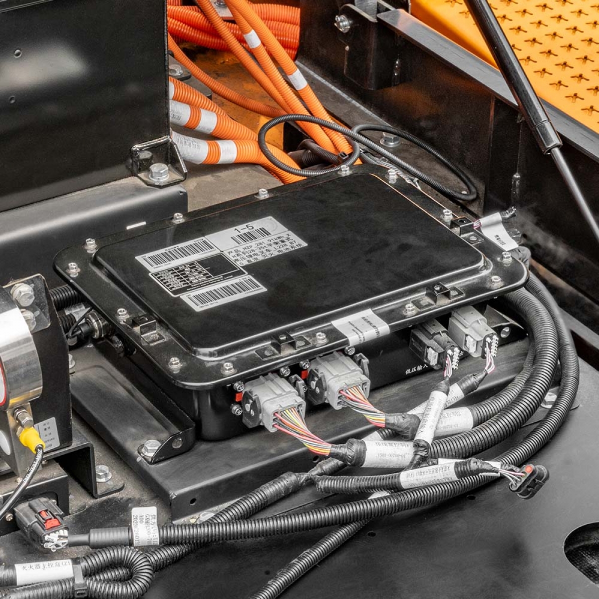 Módulo de potencia, cableado bien organizado y protegido.