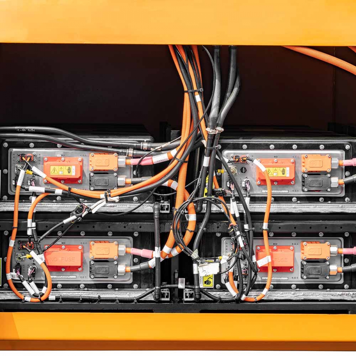 La plataforma de alto voltaje del vehículo, estándar 540,96 V u opcional 608,58 V, equipada con una caja estándar refrigerada por agua para camión pesado ofrece una mejor disipación del calor, mayor kilometraje de resistencia y una batería más resist